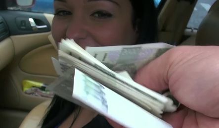 Чешская девушка-таксистка заработала дополнительные деньги за секс