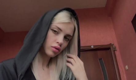 Молодая блонда сосет член в домашнем порно