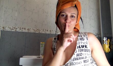 Русская женщина решила расслабиться и трахнуть пальцами киску