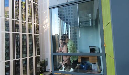 Молодая пара занимается сексом у окна, а сосед подглядывает