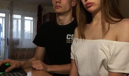 Русская девушка смотрит порно со своим другом, а потом занимается сексом