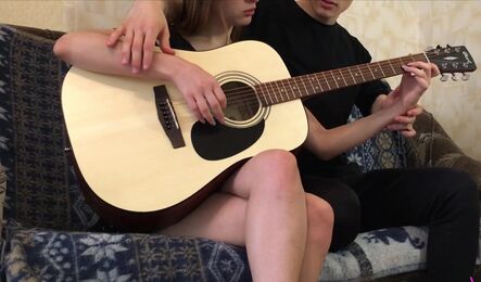 Зашла к другу в гости, чтобы научил играть на гитаре