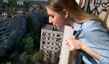 Любительский русский секс с подругой на балконе