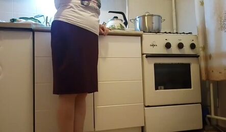 Пышная русская женщина изменяет с соседом на кухне