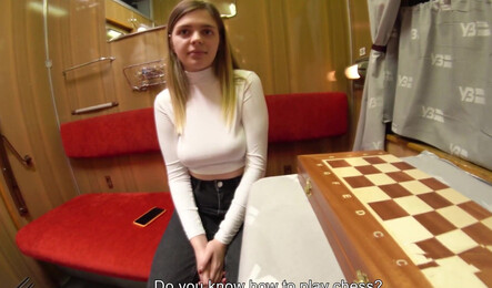 Поездка в купе с молодой незнакомкой закончилась игрой в шахматы на раздевания