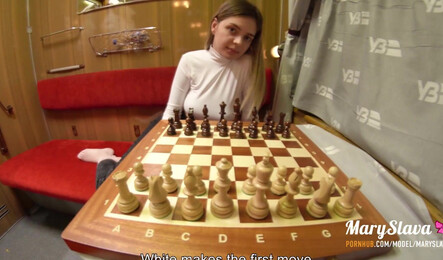 Поездка в купе с молодой незнакомкой закончилась игрой в шахматы на раздевания
