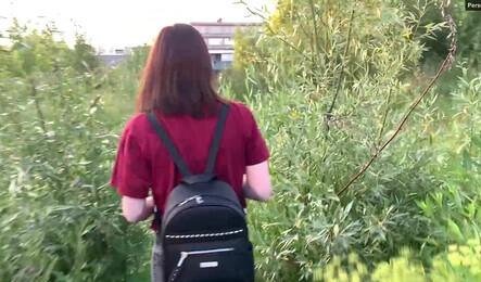 Прогулка с молодой подругой закончилась сексом в кустах