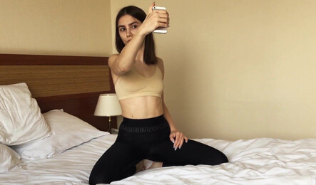 Милашка делала фото для Инстаграма и соблазнила парня на секс