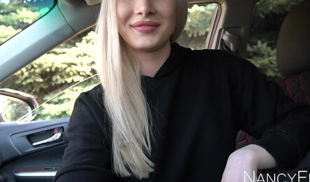 Симпатичная русская блондинка делает минет незнакомцу за 300 долларов
