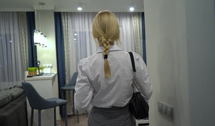 Студентка-блондинка зашла к преподу в гости получать зачет